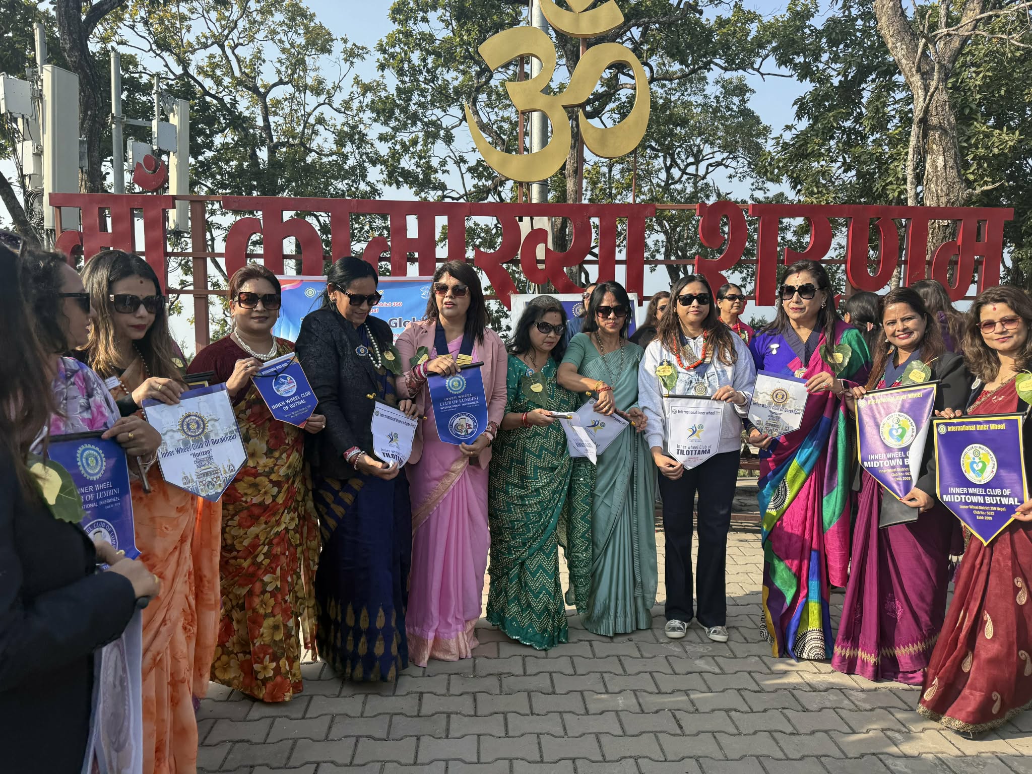 आपसी सद्धभावका लागि नेपाल र भारतका इनरह्वील क्लब बिच इनरह्वील झण्डा साटासाट 