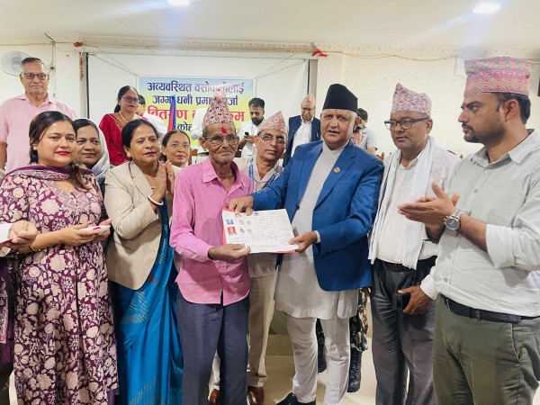 मुख्यमन्त्री आचार्यद्वारा बाँकेमा अव्यवस्थित वसोवासीलाई लालपुर्जा वितरण