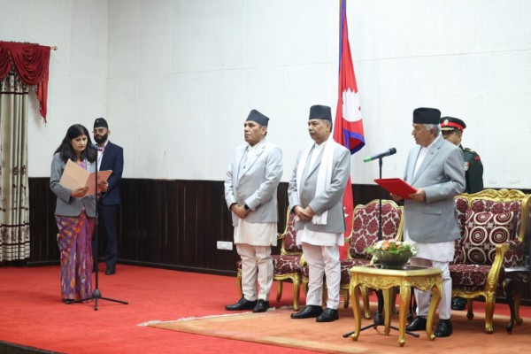 सामान्य प्रशासनमन्त्री न्यौपानेले लिइन सपथ