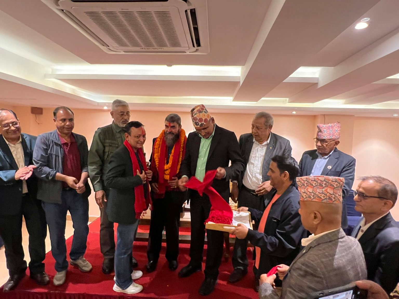 नेकपा केन्द्रीय सदस्य विनोद पहाडी एमाले प्रवेश