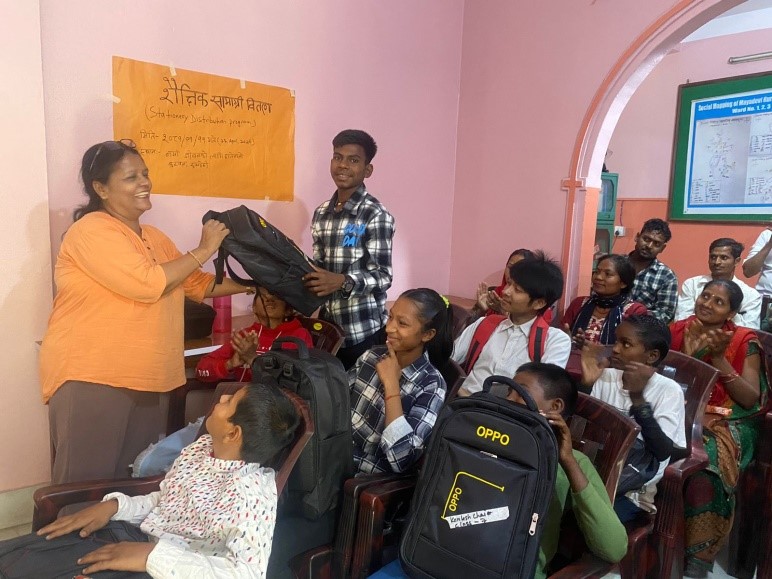 हातेमालोद्धारा शैक्षिक सामग्री तथा स्कुल झोला वितरण