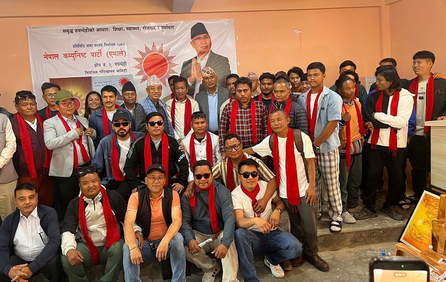 नेकपाका नेता चिनबहादुर गुरूङसहित ६५० युवाहरू एमाले प्रवेश, विष्णु पौडेलले गरे स्वागत